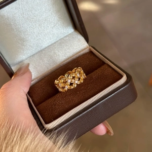 Vintage hollow gold-plated crisscross flower ring with sparkling zircon in a velvet box