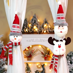 Detailansicht von Plüsch-Weihnachtsvorhang-Raffhaltern mit Weihnachtsmann, Schneemann und Rentier