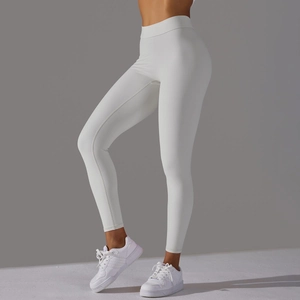 Détail du pantalon de yoga blanc à taille haute avec compression sans couture et extensible