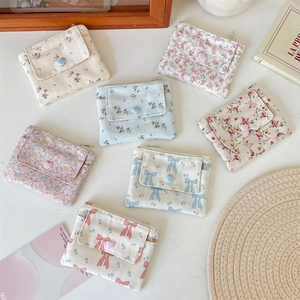 Vue détaillée de porte-cartes en toile florale avec fermoir cœur et fermeture éclair
