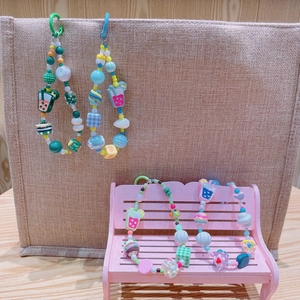 Porte-clés fait main avec perles colorées et pendentif de thé au lait en résine