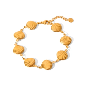 Bracelet en acier inoxydable plaqué or 18k avec breloques coquillage et fermoir