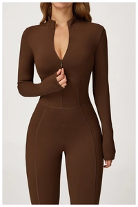 Détail d'un body fitness marron avec col montant zippé et coupe amincissante à la taille