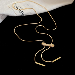 Détail du collier chaîne serpent plaqué or 18k avec fermoir coulissant en zircone