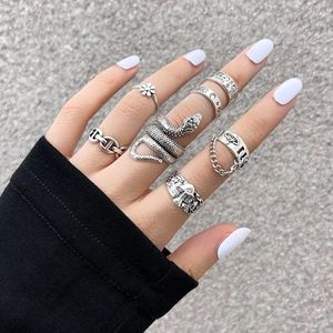 Set di anelli boho in argento con serpente, fiori e cuori traforati per donna elegante