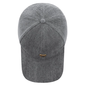 Casquette élégante grise pour femmes avec motif chevrons et boucle en métal doré