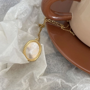 Elegant 925 sterling silver gold-plated necklace with oval iridescent shell pendant