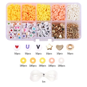 Kit de joyas DIY con cuentas de arcilla, cuentas de letras, dijes dorados y cordón elástico
