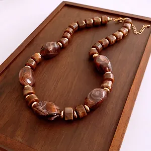 Collier ethnique en perles acryliques rondes, texture marbre vintage et détails dorés