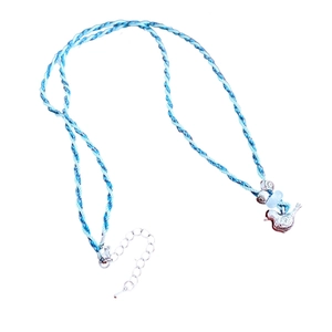 Collier artisanal en corde tressée avec pendentif oiseau argenté et perles bleues
