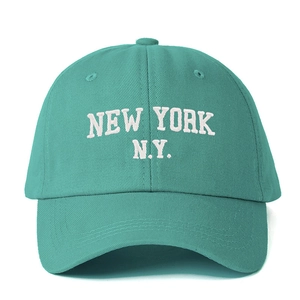 Klassische mintgrüne Baumwoll-Basecap mit weißer New York Stickerei und gebogenem Schirm