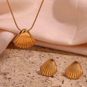 Dettaglio del set collana con ciondolo a conchiglia placcata oro 18K e orecchini a lobo