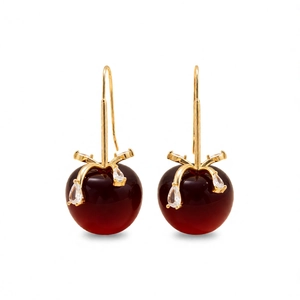 Boucles d'oreilles cerises rouges en résine avec feuilles dorées et pierres zircons