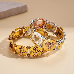 Bracelet élastique avec perles métalliques, croix, poisson ichthys et breloques cœur