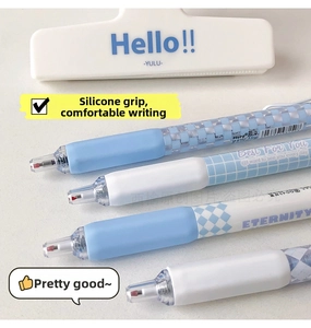 Dettaglio di penne gel a scatto con motivi a scacchi blu e impugnatura in silicone