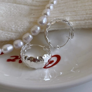 S925 sterling silver hoop earrings with irregular hammered texture in a minimalist design