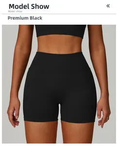 Détail du short de yoga sans couture à taille haute en noir premium avec texture côtelée