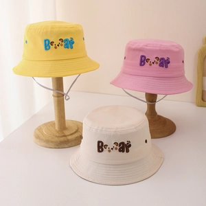 Chapeaux bob pour enfants en jaune, rose et beige avec broderie ours et cordon coupe-vent