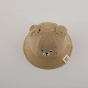 Détail d'un chapeau de soleil kaki pour bébé avec oreilles d'ours et étiquette de marque