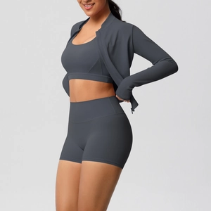 Ensemble de yoga 3 pièces gris foncé avec brassière, short taille haute et veste zippée