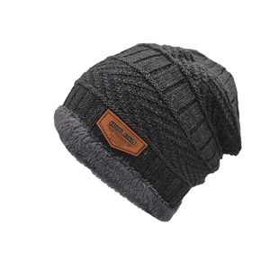 Gros plan sur la doublure en polaire grise et la maille de ce bonnet d'hiver thermique