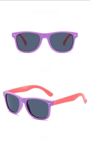 Détail de lunettes de soleil carrées pour enfants avec monture violette et branches rouges