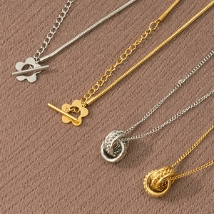 Eleganti collane in acciaio al titanio con cuore e fiori in oro e argento