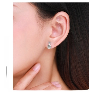 Gros plan de boucles d'oreilles ananas en argent s925 portées pour un look minimaliste