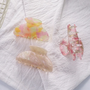 Three-piece colorful acetate hair claws with marble texture and pearl finish for women