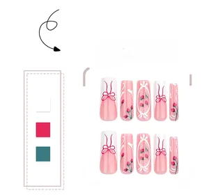 Details der süßen rosa French Nails mit Erdbeermustern und Perlenbogendekorationen