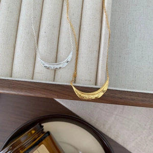 Minimalist 925 sterling silver leaf texture necklaces in gold and silver finish