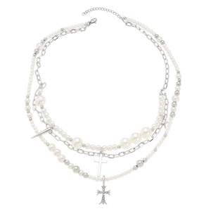 Collar de perlas multicapa Y2K con colgantes de cruz y puntas sobre fondo blanco