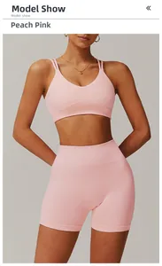 Gros plan sur le soutien-gorge de sport côtelé rose pêche et le short de fitness sans couture