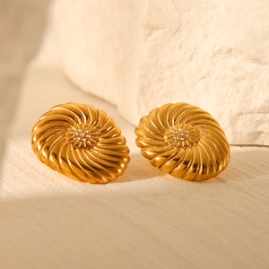 Boucles d'oreilles spirales en acier plaqué or 18k avec zircons sur socle en pierre