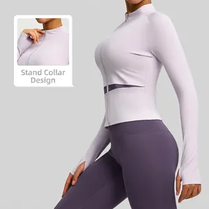 Completo yoga da donna con top a collo alto, zip e asole per il pollice in viola chiaro