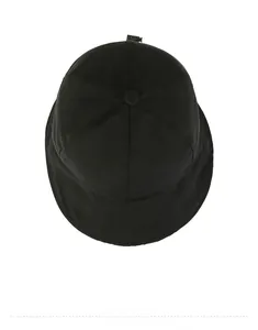 Dettagli di un cappello da sole nero con cordoncino regolabile e chiusura a clip