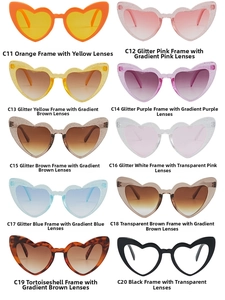 Collezione di occhiali da sole a forma di cuore in vari colori e finiture glitter