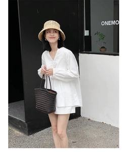 French retro white V-neck loose cotton shirt with stylish puffed cuffs and side slits
