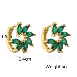 Dettaglio di orecchini a fiori dorati con zirconi verdi dimensioni 1,5cm per 1,4cm