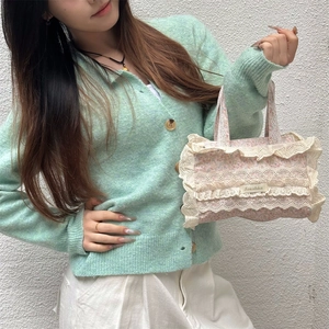 Détail d'un sac cabas fleuri rose avec dentelle blanche et volants de style Lolita