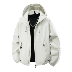 Detail einer weißen Outdoor-Kapuzenjacke mit Reißverschlusstaschen und winddichtem Stoff