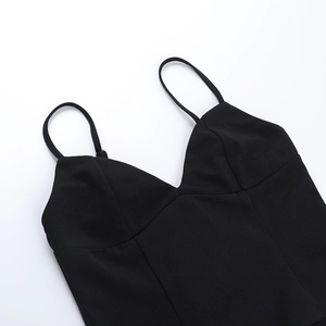 Détail du débardeur noir moulant avec de fines bretelles spaghetti et un tissu de qualité