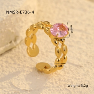Vista macro dell'anello placcato oro 18K con zircone ovale rosa e trama a catena
