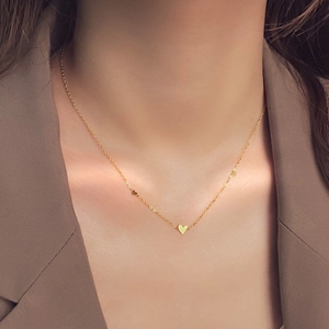 Elegante collar con colgante de corazón dorado en acero inoxidable para mujer