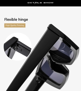 Detailaufnahme einer schwarzen quadratischen Sonnenbrille mit flexiblem Metallscharnier