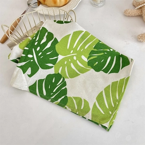 Gros plan du set de table à motif Monstera résistant à la chaleur et bords cousus