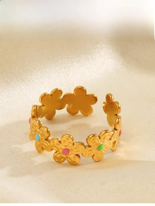 Gros plan détaillé d'une bague fleur dorée ajustable avec émail multicolore