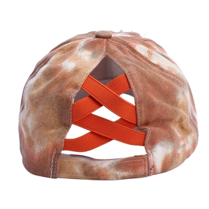 Dettaglio degli elastici incrociati e del tessuto tie-dye sul retro del cappellino a coda