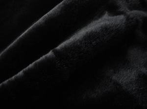 Vue macro montrant la texture douce et le fini brillant de la fausse fourrure noire
