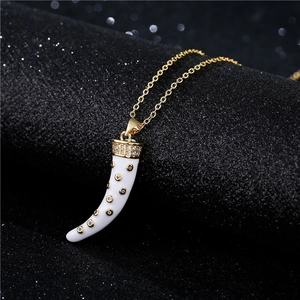 Collier avec pendentif corne blanche, incrustation de zircon plaqué or et chaîne dorée